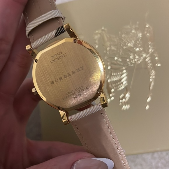 Real Burberry watch in gold with leather printed strap. - Picture 5 of 7
